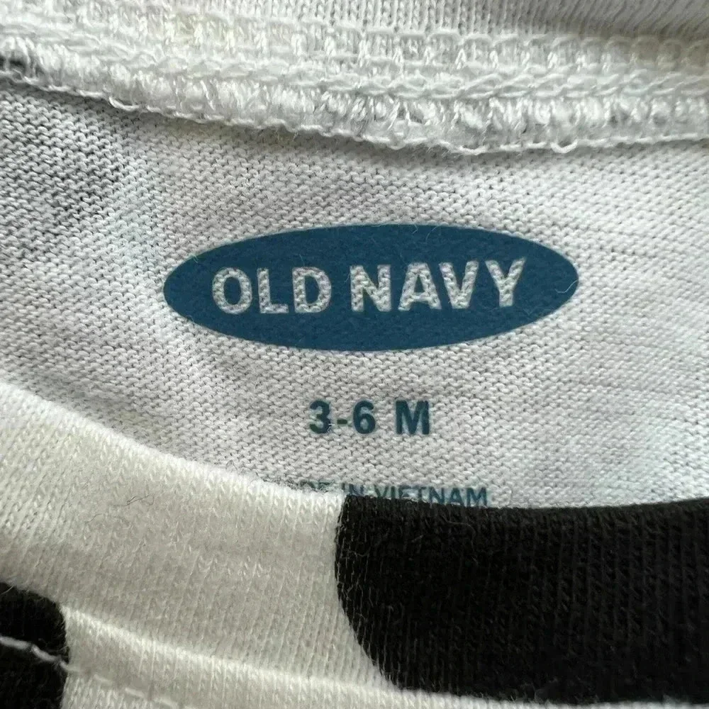 BUNDLE: 2 Old Navy- infant long sleeve t-shirts. Size: 0-3mos